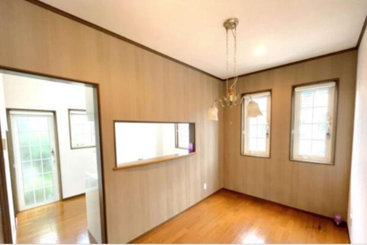 【中古戸建】前橋市荒牧町の外観|■洋室｜洋室には大きな窓をご用意しています。日中はあたたかな日差し差し込み自分時間も充実できますね＾＾