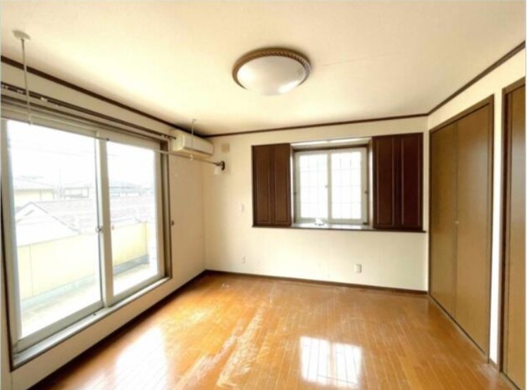 【中古戸建】前橋市荒牧町の洋室|■洋室｜ナチュラルカラーの床です。模様替えなどとても楽しく工夫できます♪陽当たり、風通しもとても良いので毎日快適な生活スタートです！子供部屋にも良いですね♪