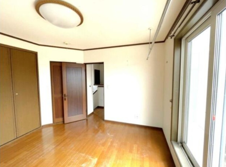 【中古戸建】前橋市荒牧町の洋室|■洋室｜お子様の一人部屋にピッタリな洋室。木のぬくもりを感じるフローリングは、天然木の味わいが時とともに深みを増していきます。また、傷にも強く、フリーワックスでお手入れもラクラクです♪