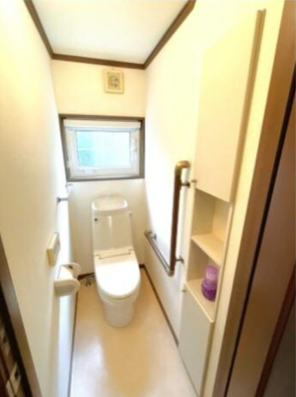 【中古戸建】前橋市荒牧町のトイレ|■トイレ｜白を基調としたトイレになってます♪窓付きなので常に綺麗を保てます♪