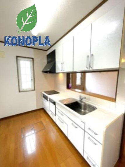 【中古戸建】前橋市荒牧町のキッチン|■キッチン｜ワークトップの幅が広く、お子様といっしょにお料理をつくったり、ちょっとしたパーティーも楽しめます。フラットなのでお掃除がしやすいのもポイントです♪