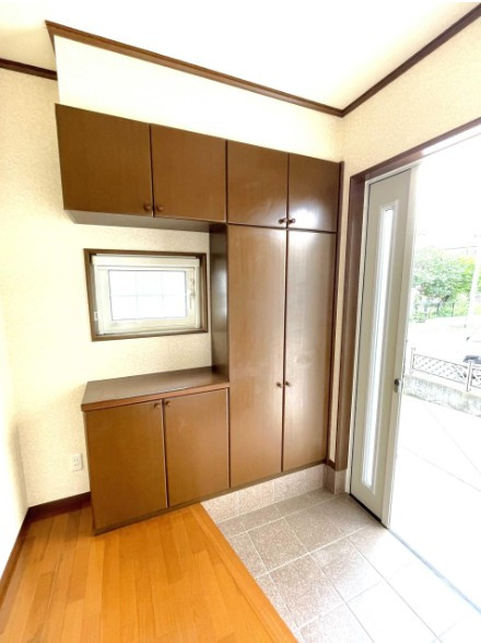 【中古戸建】前橋市荒牧町の玄関|■玄関｜「玄関から、我が家を心地よく。自然の風や光を感じられる気持ちのいい玄関へ。」