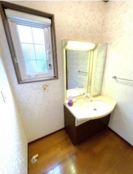 【中古戸建】前橋市荒牧町の独立洗面台|■洗面室｜ゆとりのある洗面脱衣室ではお子様と並んで歯磨きもできるので一緒に成長を楽しめます♪ひろびろとした洗面室で、朝の準備も楽しくなります☆.*