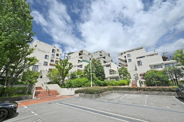進和苦楽園アーバンライフB棟の外観|キッチン・ユニットバス・洗面化粧台・トイレ・建具・配管更新・クロス全室・床材・ハウスクリーニングのリフォームを実施しています。