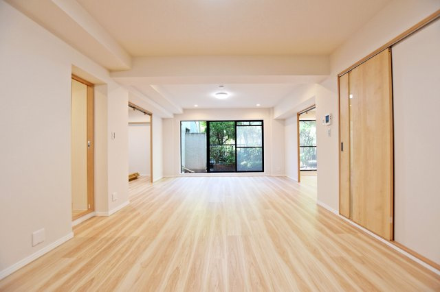 進和苦楽園アーバンライフB棟の独立洗面台|新しく生まれ変わった洗面台で、使い勝手も向上しており、毎日の身支度を快適に行える住まいの設備となっています。