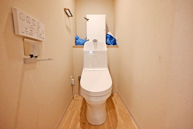 進和苦楽園アーバンライフB棟のトイレ|リフォーム済みのトイレは清潔感があり、設備も新しく整えられているため、気持ちよく新生活をスタートできる空間です。