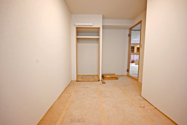 進和苦楽園アーバンライフB棟の洋室|順調に工事が進んでおります。シンプルで使いやすい洋室は、家具の配置もしやすく、落ち着いた住空間として日々の暮らしを支えてくれます。