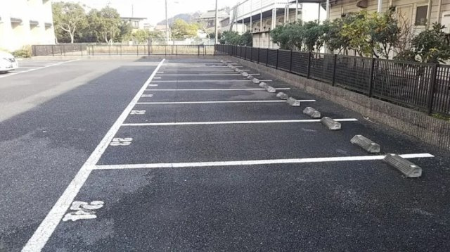 レオパレスエアリーコートの駐車場
