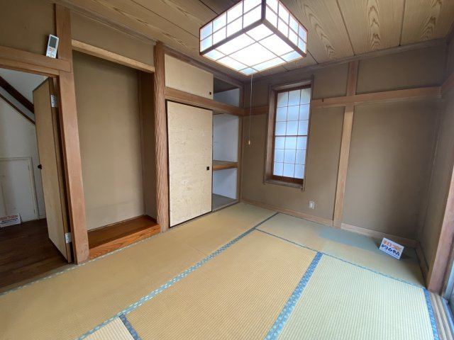 清瀬市上清戸　中古戸建の和室|趣ある木目調の天井と床の間が目を引く、収納充実の落ち着いた和の空間