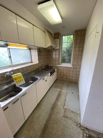 清瀬市上清戸　中古戸建のキッチン|2面に窓があり明るく通風良好な、上下に収納が豊富な壁付けシステムキッチン
