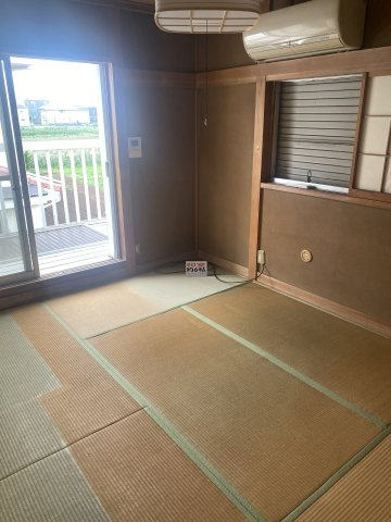 清瀬市上清戸　中古戸建の和室|バルコニーへと続く大きな窓から自然光が差し込む、明るく開放的な2階和室