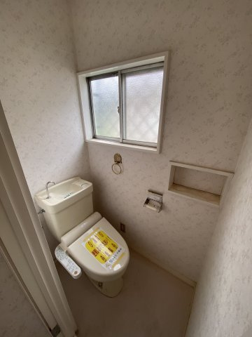 清瀬市上清戸　中古戸建のトイレ|小窓付きで換気のしやすい2階トイレ