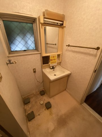 清瀬市上清戸　中古戸建の独立洗面台|小窓から自然光が差し込む、鏡・タオル掛け付きのコンパクトな洗面脱衣スペース