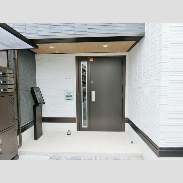 DーROOM八軒小路のエントランス