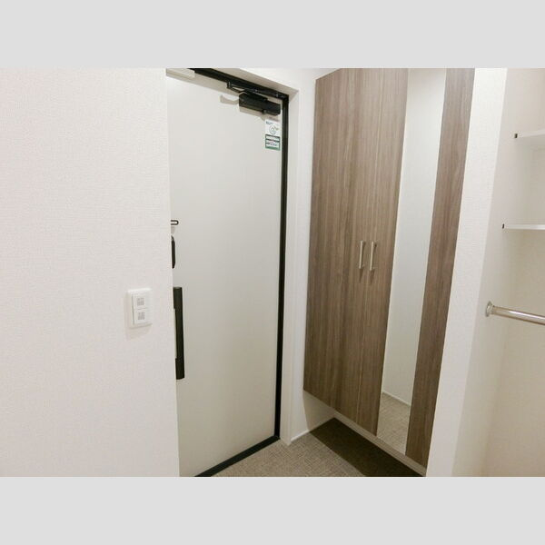 DーROOM八軒小路の玄関