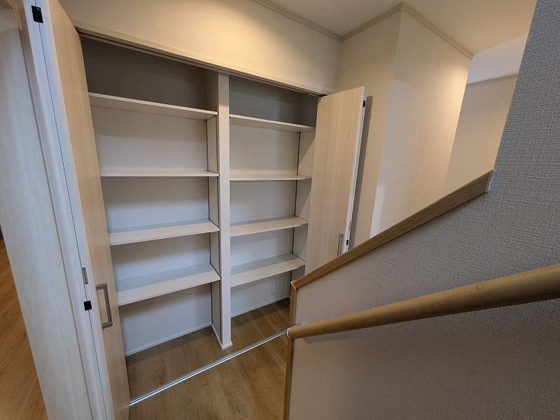 【トーヨーホーム売主/完成済】中島中町四丁目A分譲の収納|1階ホール収納　大容量の収納スペース