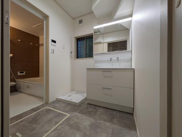 【トーヨーホーム売主/完成済】中島中町四丁目A分譲の洗面所|TOTO　オクターブLite
間口900ｍｍのワイドサイズ。
またミラーは三面鏡になっており、収納も2段引き出しのたっぷり収納。