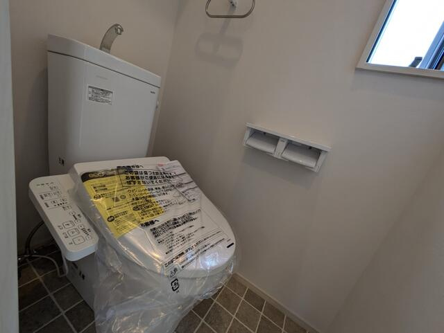 【トーヨーホーム売主/完成済】中島中町四丁目A分譲のトイレ|TOTO　CS340
１F：ウォシュレット
２F：ウォームレット