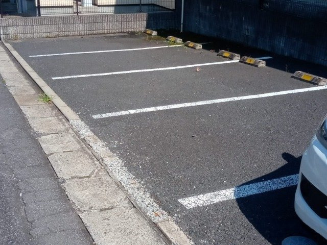 レオパレスアズミールの駐車場