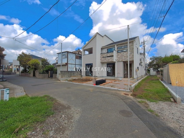 草加市新里町 新築分譲住宅 全2棟 1号棟の前面道路含む現地写真