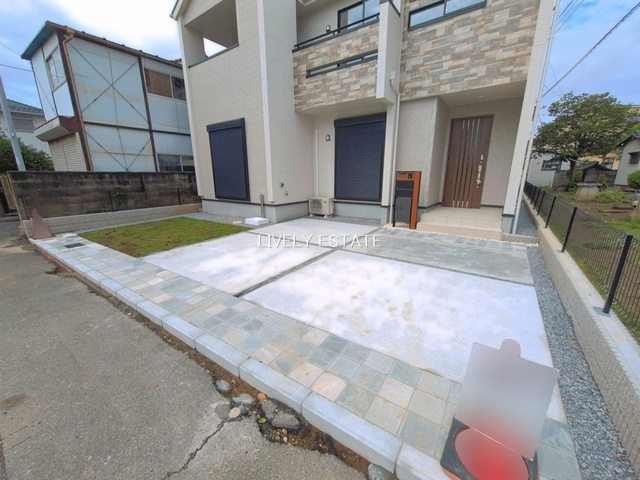 草加市新里町 新築分譲住宅 全2棟 1号棟の駐車場