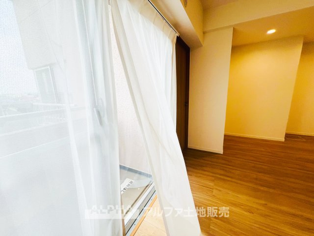 トーカンマンション立川第2の居間・リビング|【A warm space】◆心がほどける場所◆
ゆとりある空間が、日常に静かな余白をつくる住まい。人を迎えることが自然になり、暮らしのリズムも穏やかに整っていく。