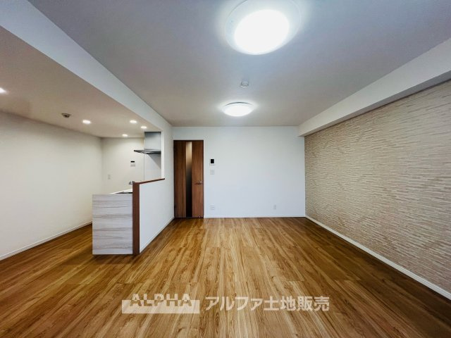トーカンマンション立川第2の居間・リビング|【A cozy space】◆余白のある暮らし◆
人を招いても、ひとりで過ごしても心地よい住空間。
温もりを感じるこの場所が、暮らしの輪郭をやさしく描いていく。