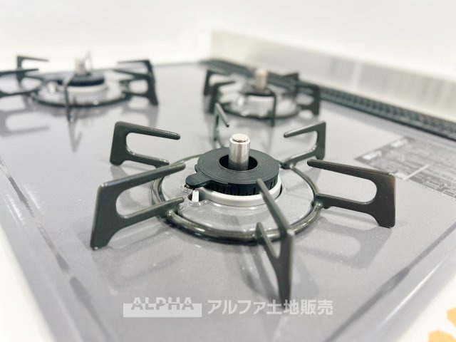 トーカンマンション立川第2のキッチン|【gas stove】◆ガスコンロ◆使い勝手に配慮されたガスコンロを備えたキッチン。火力調整がしやすく、毎日の調理がスムーズに進み、家事の時間を心地よく支えてくれます