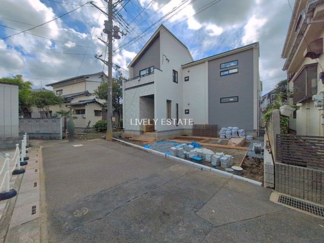 草加市新里町 新築分譲住宅 全2棟 2号棟の前面道路含む現地写真