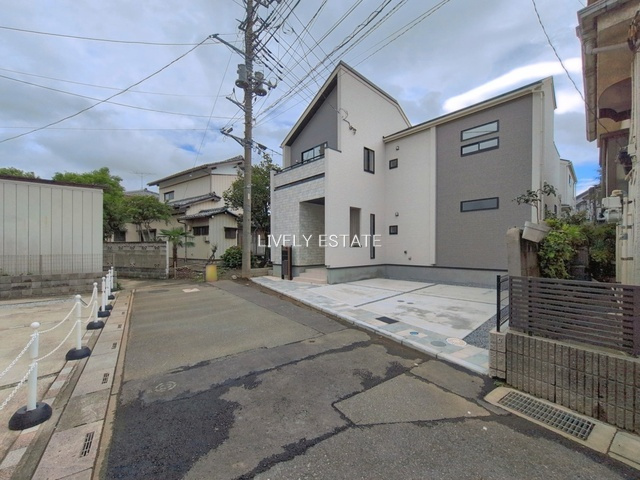草加市新里町 新築分譲住宅 全2棟 2号棟の前面道路含む現地写真