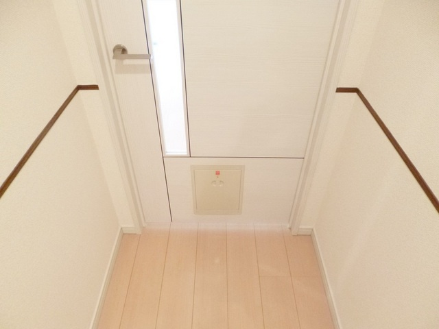 ロイヤルパークス新田の設備|ペットが通る扉付き！