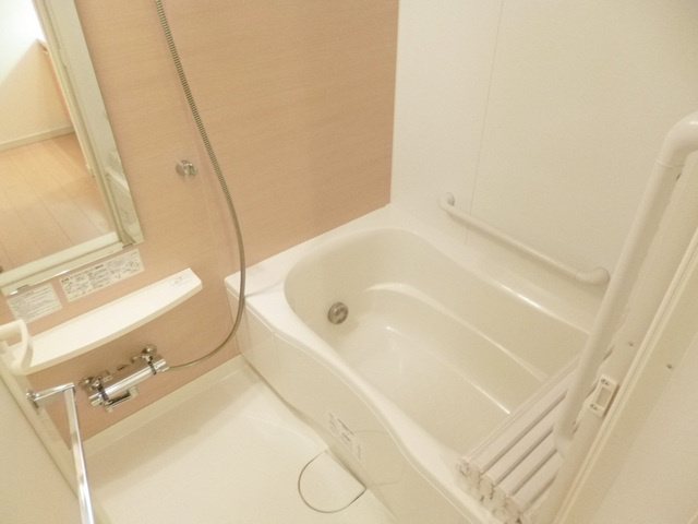 ロイヤルパークス新田の浴室|温かみのある色合いのバスルーム！