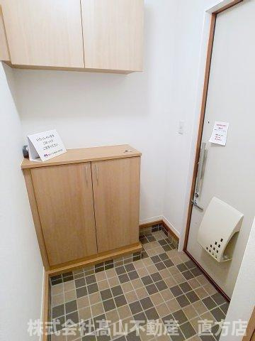 直方市大字山部のアパートの玄関