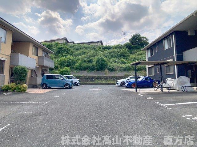 直方市大字山部のアパートの駐車場
