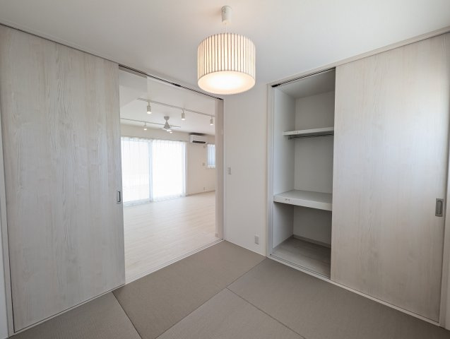 沖縄市大里Ⅱ期（全14棟）2号棟の和室|2号棟　和室4.5帖＋収納付き♪