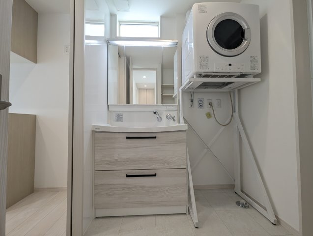 沖縄市大里Ⅱ期（全14棟）2号棟の独立洗面台|2号棟　可動棚収納付き♪ガス衣類乾燥機標準装備♪