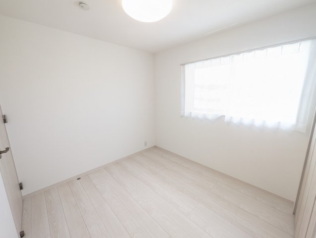 沖縄市大里Ⅱ期（全14棟）2号棟の洋室|2号棟　洋室5.3帖＋CL付き♪