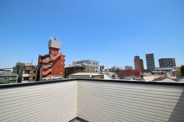 荒川区東尾久5丁目　新築戸建のバルコニー|陽当り良好の南向きバルコニーで、お洗濯物干しもはかどります。

現地ご見学希望・資料請求などお気軽にお問い合わせ下さい！
03-5990-5201