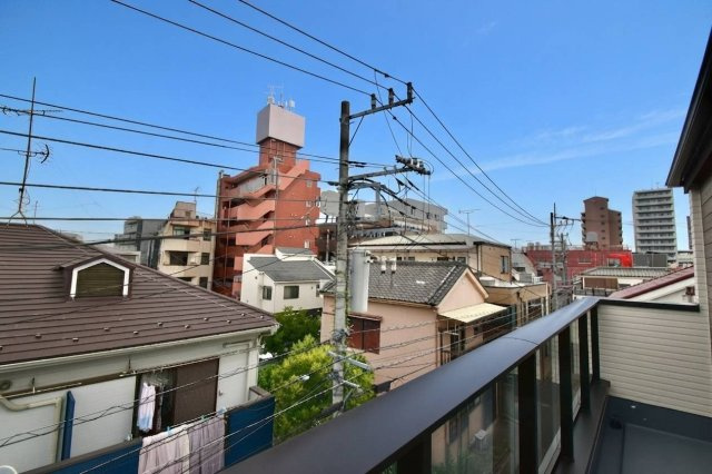 荒川区東尾久5丁目　新築戸建のバルコニー|大きな空に包まれて、太陽の光をたっぷりと浴びながら過ごす毎日は、自然と家族の笑顔で溢れます。

現地ご見学希望・資料請求などお気軽にお問い合わせ下さい！
03-5990-5201
