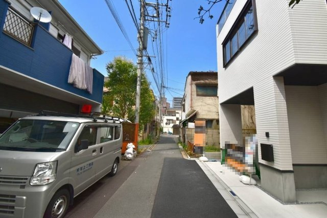 荒川区東尾久5丁目　新築戸建の前面道路含む現地写真|忙しい方に嬉しいスーパーまで、徒歩1分！

現地ご見学希望・資料請求などお気軽にお問い合わせ下さい！
03-5990-5201