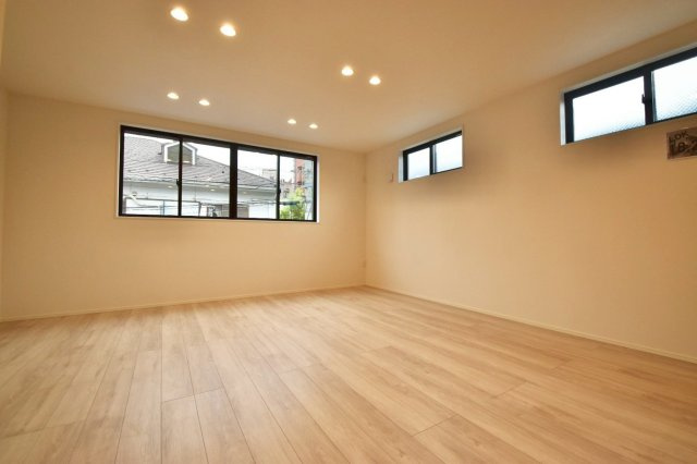 荒川区東尾久5丁目　新築戸建の居間・リビング|足元から室内全体を暖める床暖房。ホコリが舞い上がらないため、お子様のいるご家庭にも安心です。

現地ご見学希望・資料請求などお気軽にお問い合わせ下さい！
03-5990-5201