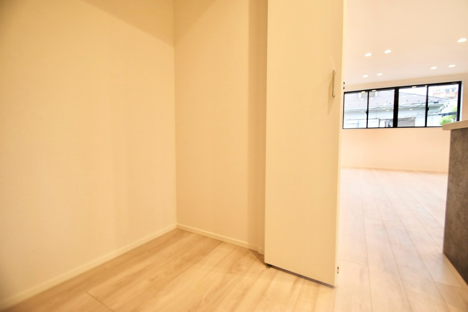荒川区東尾久5丁目　新築戸建の収納|キッチンにはパントリーを完備！食材選びも楽しく、食品から食器類まで豊富な収納量が魅力。

現地ご見学希望・資料請求などお気軽にお問い合わせ下さい！
03-5990-5201