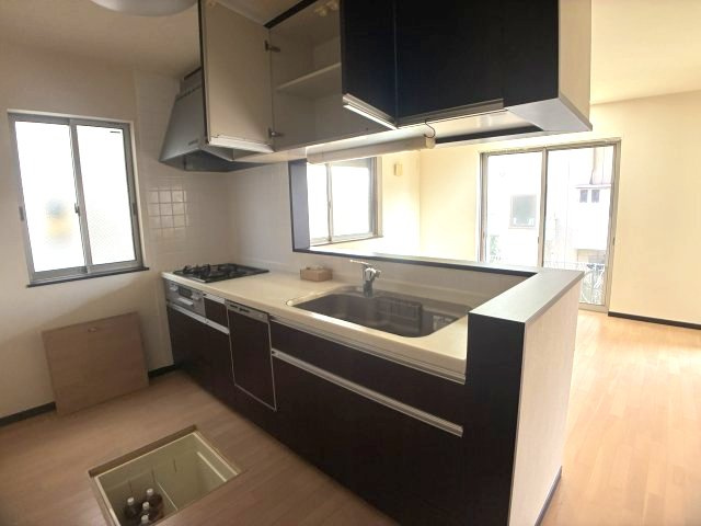 南台6丁目　中古戸建のキッチン|カウンターキッチンには食洗機付。床下収納もあります。
