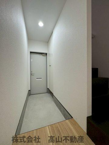 福津市八並のアパートの玄関