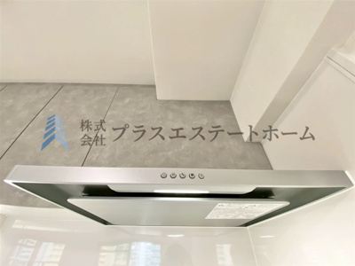 【キッチン】 | パルティ川西栄北団地 | 【弊社施工事例】圧迫感を与えないスリムなデザインが魅力のレンジフードです♪お手入れしやすい形状です♪