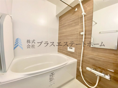 【浴室】 | パルティ川西栄北団地 | 【弊社施工事例】1日の疲れを癒してくれる浴室♪優しい色合いのアクセントパネルがリラックス感が漂います