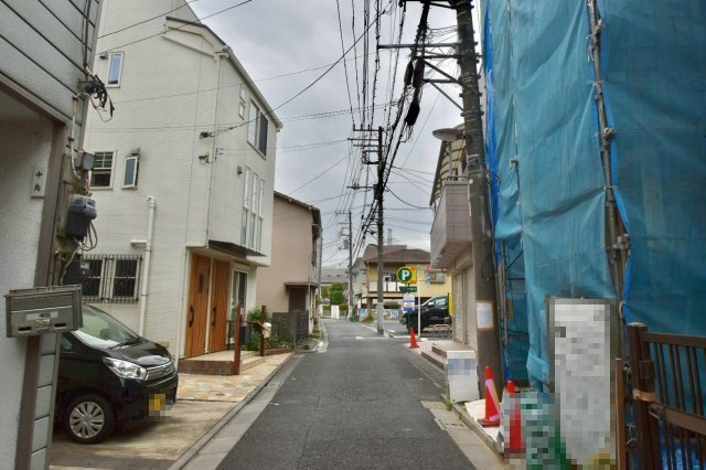 荒川区東尾久8丁目　新築戸建の前面道路含む現地写真|2026.07.12撮影

現地ご見学希望・資料請求などお気軽にお問い合わせ下さい！
03-5990-5201