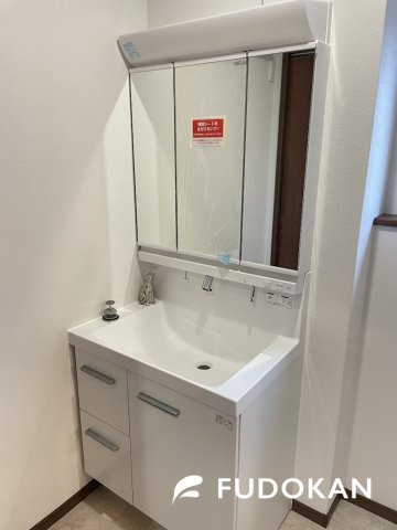 山形市沼木【2号棟】Z空調の独立洗面台|三面鏡の洗面台は、スタイリッシュなだけでなく収納力もあります。