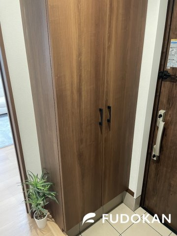 山形市沼木【2号棟】Z空調の玄関|大きいシューズボックスはどんどん増える靴を散らかさずに収納できます。