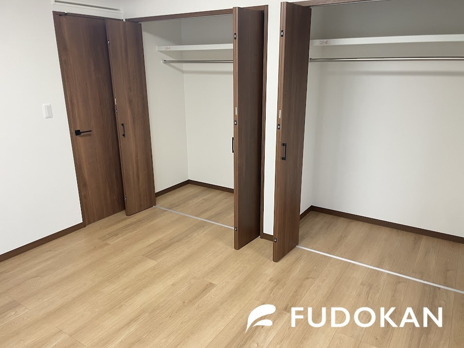 山形市沼木【2号棟】Z空調の洋室|ハンガー収納によってシワにならずに衣服を収納いただけます。